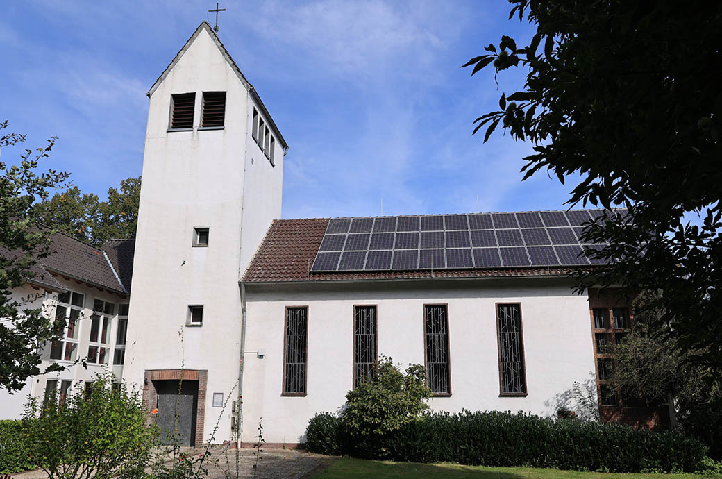 Chiesa con pannelli fotovoltaici sul tetto.